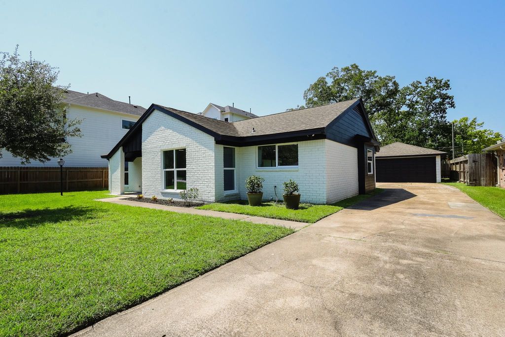 Photo of 2111 Wycliffe Drive, Houston, TX 77043 (MLS # 70310598)