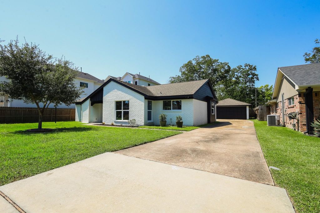 Photo of 2111 Wycliffe Drive, Houston, TX 77043 (MLS # 70310598)