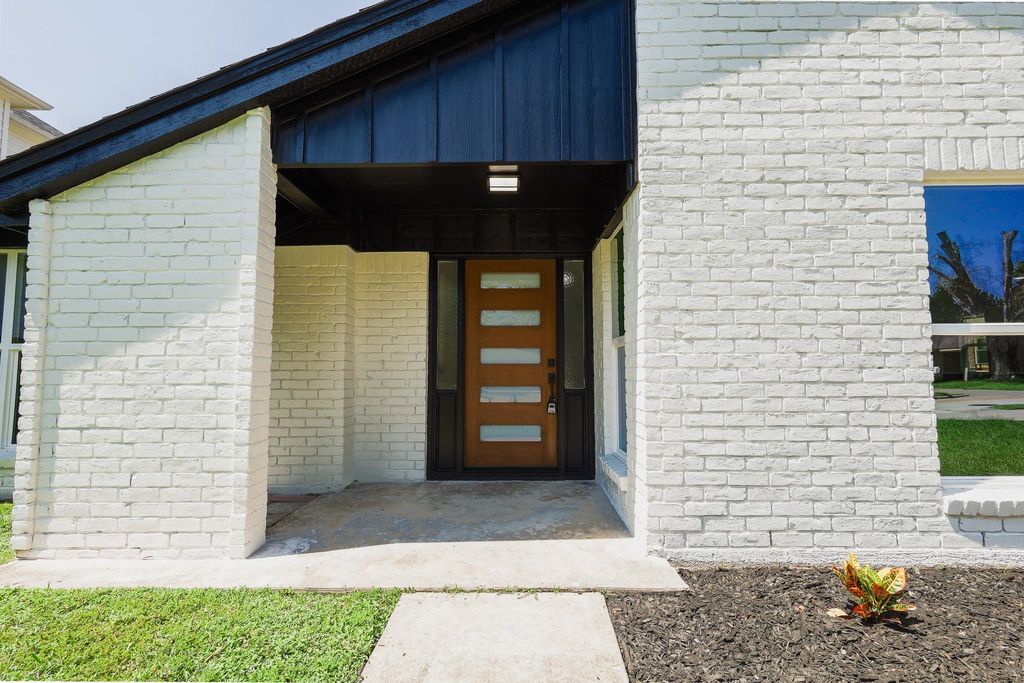 Photo of 2111 Wycliffe Drive, Houston, TX 77043 (MLS # 70310598)