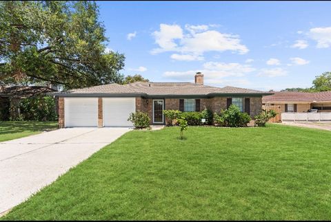 Photo of 815 Pebbleshire Drive, Houston, TX 77062 (MLS # 91703486)