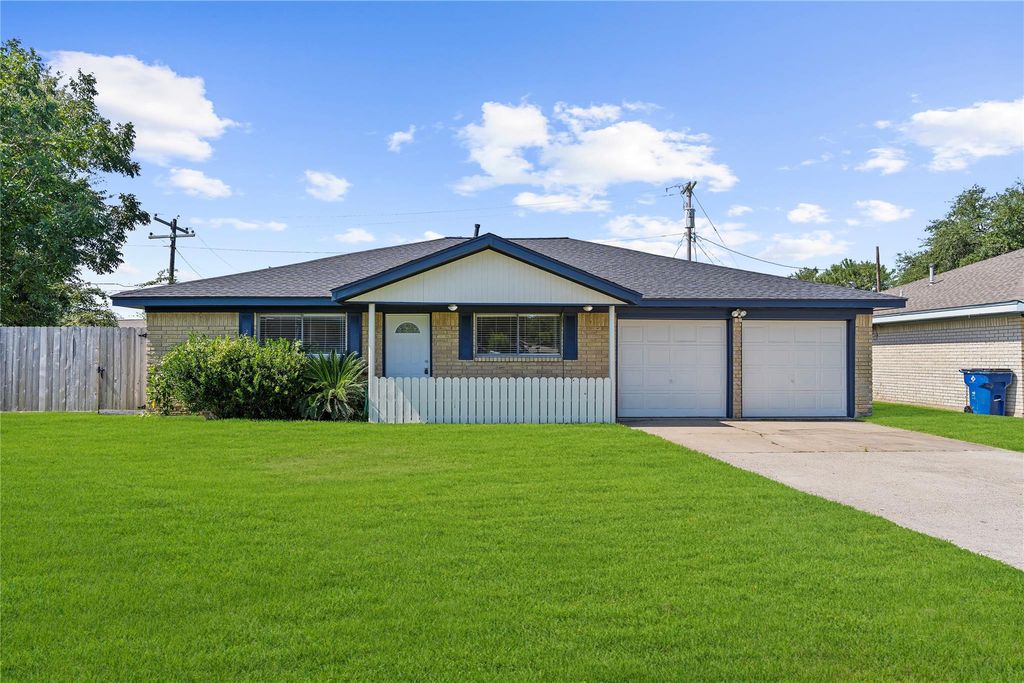 Photo of 2325 15th Avenue N, Texas City, TX 77590 (MLS # 52813878)