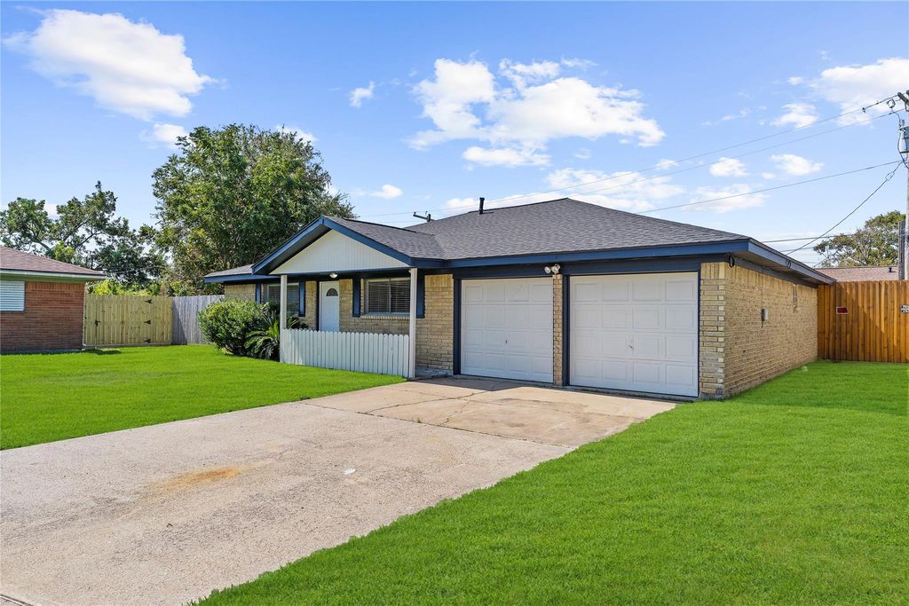 Photo of 2325 15th Avenue N, Texas City, TX 77590 (MLS # 52813878)