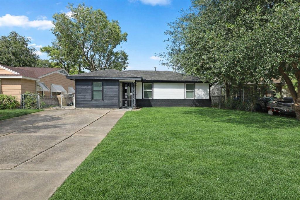 Photo of 3013 Bloomfield Street, Houston, TX 77051 (MLS # 52446581)