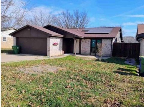 Photo of 624 Hallvale Drive, White Settlement, TX 76108 (MLS # 10423371)