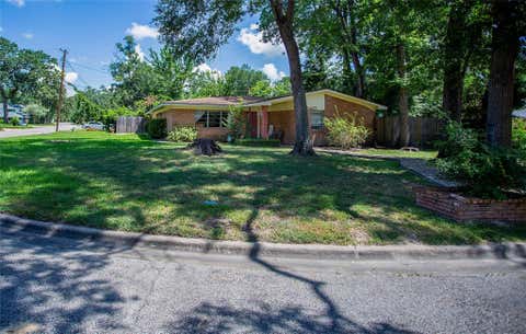 Homes For Sale - 101 S Woodsway Street<br/> Conroe, TX 77301