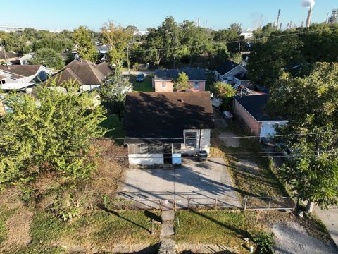 Photo of 9429 E Avenue H, Houston, TX 77012 (MLS # 77006450)