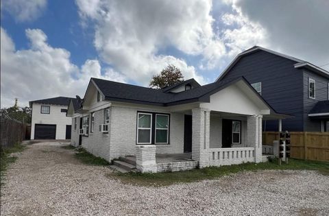 Photo of 11 Norwood Street #4, Houston, TX 77011 (MLS # 34100279)