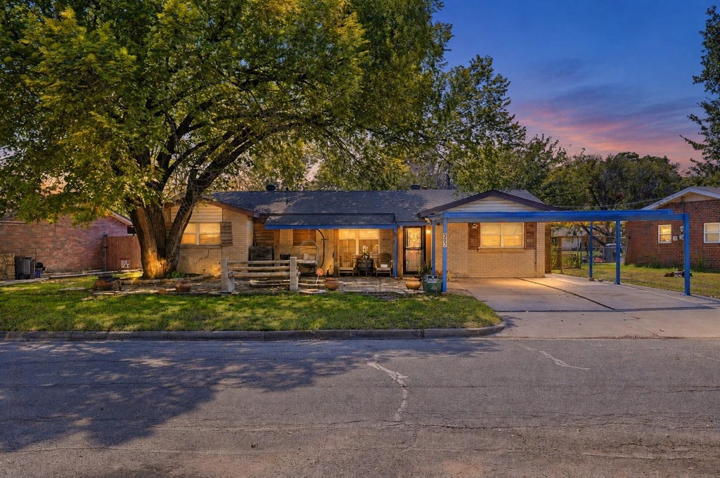 Photo of 357 W Southern Avenue, Saginaw, TX 76179 (MLS # 23674714)