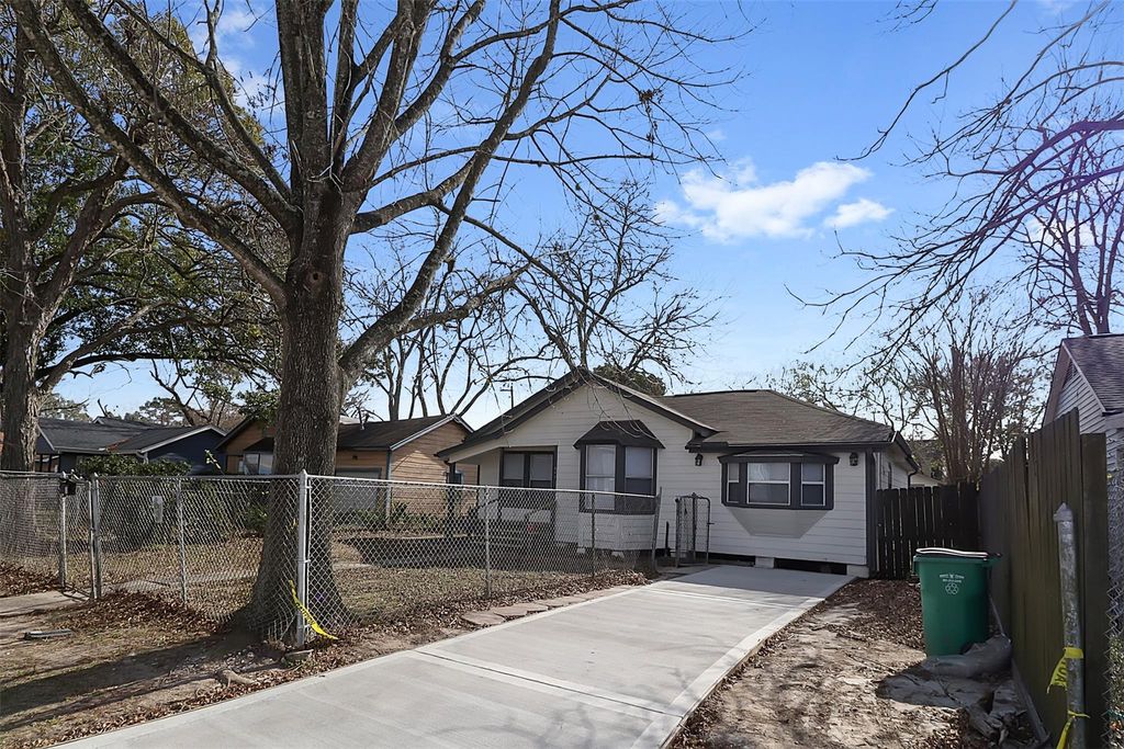 Photo of 511 William Avenue, Baytown, TX 77520 (MLS # 76147300)