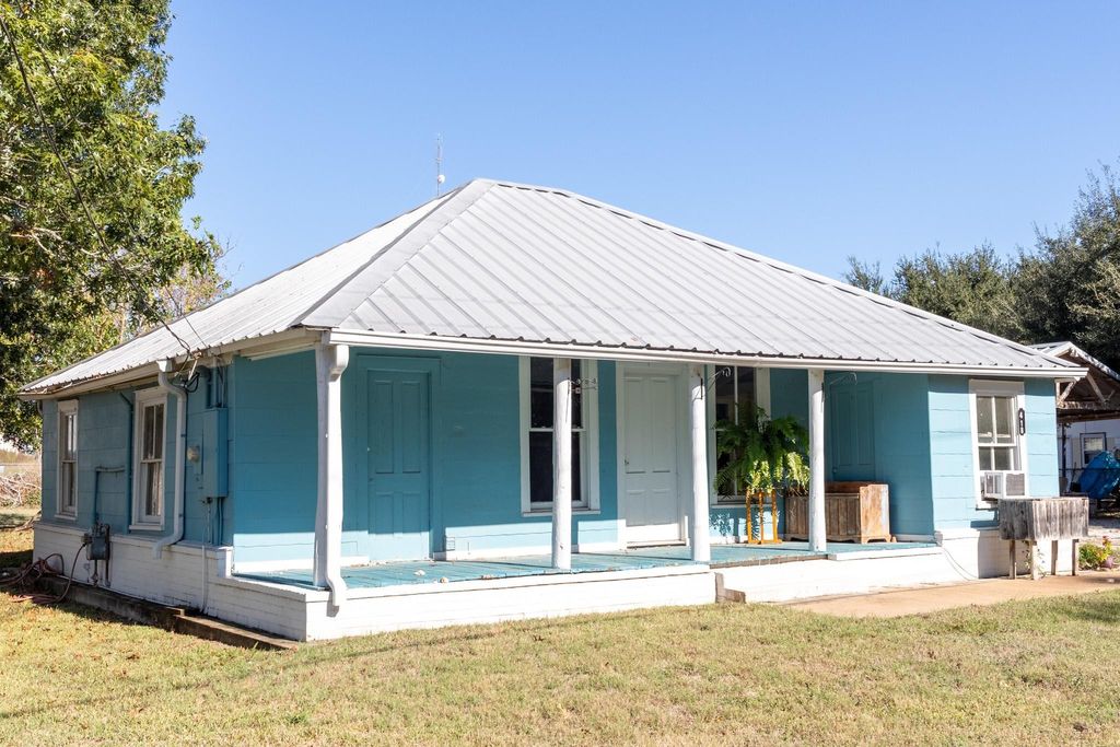 Photo of 418 W Austin Street, Bellville, TX 77418 (MLS # 85011045)