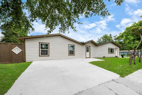 Photo of 5903 Belneath St Street #B, Houston, TX 77033 (MLS # 40263554)