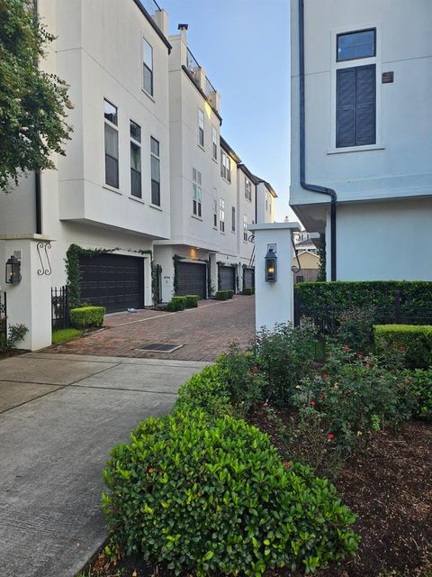 Homes For Sale - 411 W 17th Street #B<br/> Houston, TX 77008