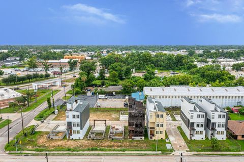 Property photo of 302 w hamilton street, houston, TX 77091