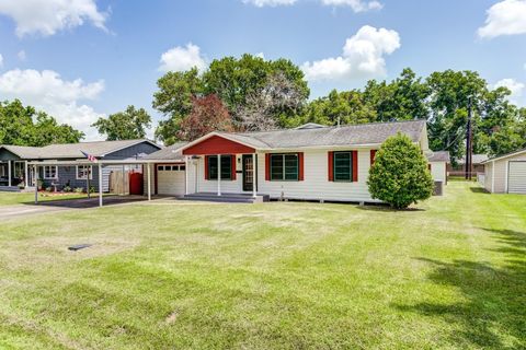 Tiny photo for 305 Yaupon Street, Sweeny, TX 77480 (MLS # 13049044)
