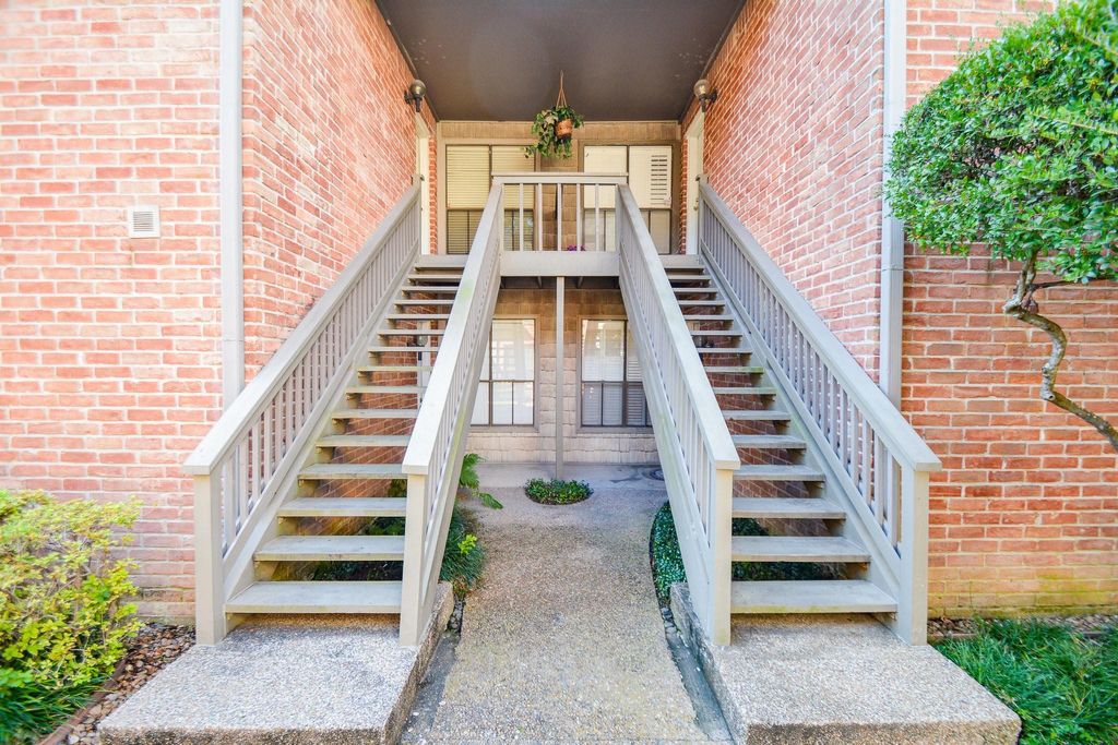 Photo of 2829 Timmons Lane #161, Houston, TX 77027 (MLS # 883908)