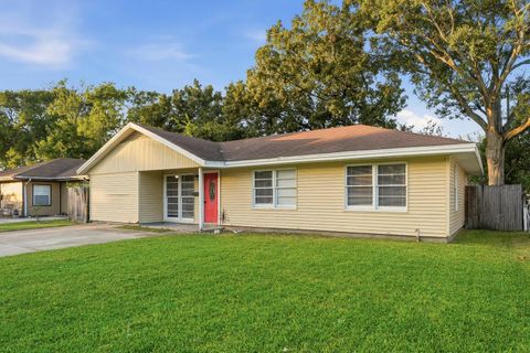 Photo of 2918 Tarpey Avenue, Texas City, TX 77590 (MLS # 52297579)