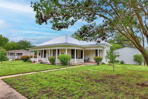 Photo of 403 E 7th Street, Flatonia, TX 78941 (MLS # 34342171)