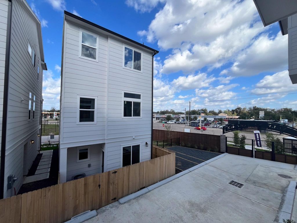 Photo of 303 Marcella Street #L, Houston, TX 77091 (MLS # 34371761)