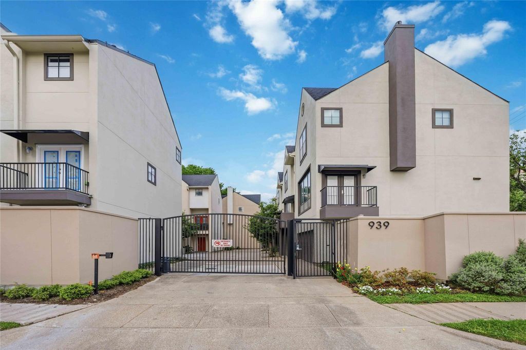 Photo of 939 Colorado Street #20, Houston, TX 77007 (MLS # 33731278)