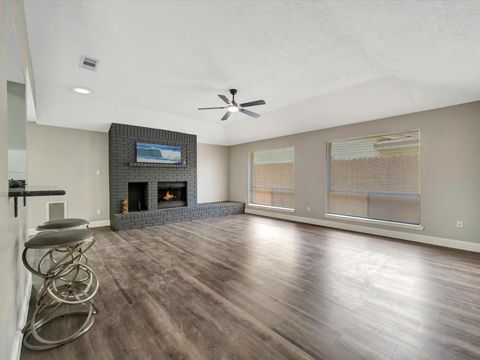 Homes For Sale - 315 Knoll Forest Drive<br/> League City, TX 77573