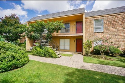 Photo of 3303 W Greenridge Drive #36, Houston, TX 77057 (MLS # 86433387)
