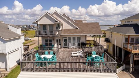 Photo of 925 Tiki Drive, Tiki Island, TX 77554 (MLS # 14938553)