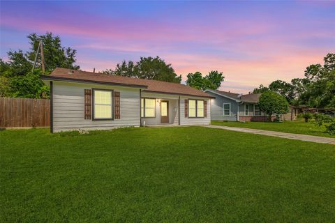 Photo of 2032 Vince Street, Pasadena, TX 77502 (MLS # 50925195)