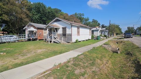 Photo of 515 E 43rd Street, Houston, TX 77022 (MLS # 80980469)