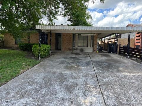Photo of 12702 Claygate Drive, Houston, TX 77047 (MLS # 25861459)