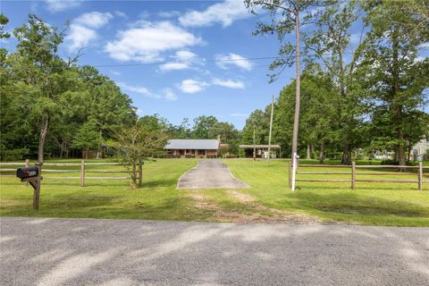 Photo of 402 County Road 6401, Kenefick, TX 77535 (MLS # 83269046) Photo of 402 County Road 6401, Kenefick, TX 77535 (MLS # 83269046)
