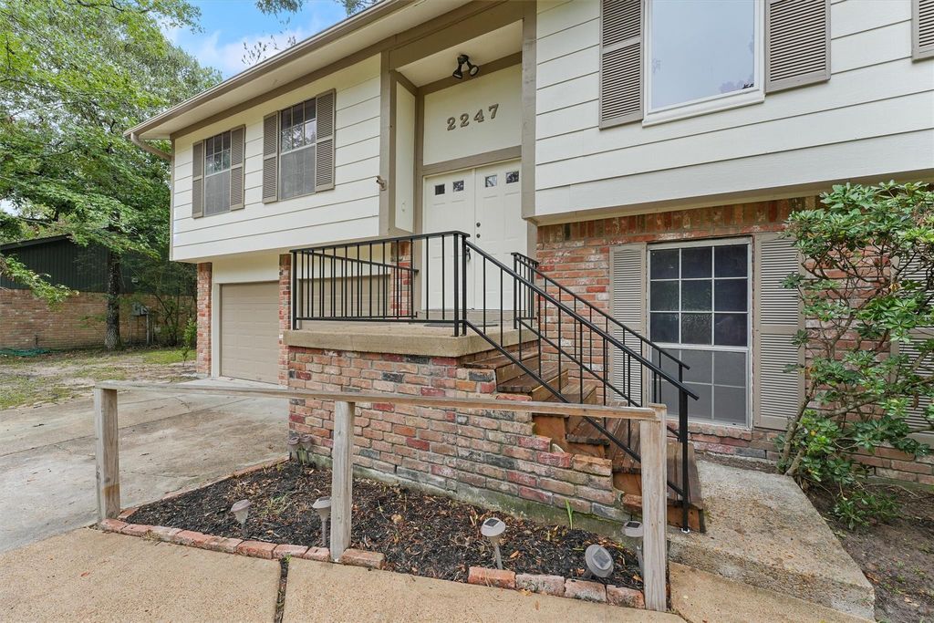 Photo of 2247 Oak Shores Drive, Houston, TX 77339 (MLS # 10727406)