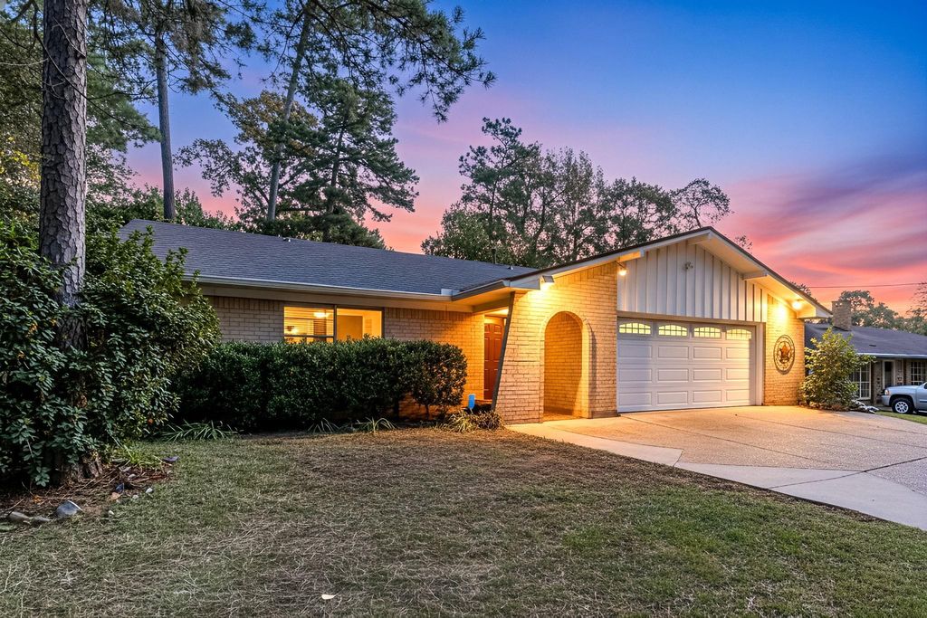 Photo of 113 Hillendale Drive, Livingston, TX 77351 (MLS # 54278672)