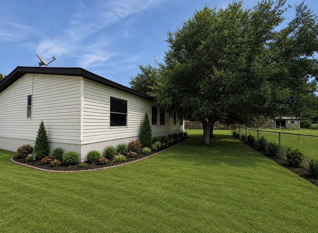 Photo of 809 Campbell Road, Eagle Lake, TX 77434 (MLS # 37729960)
