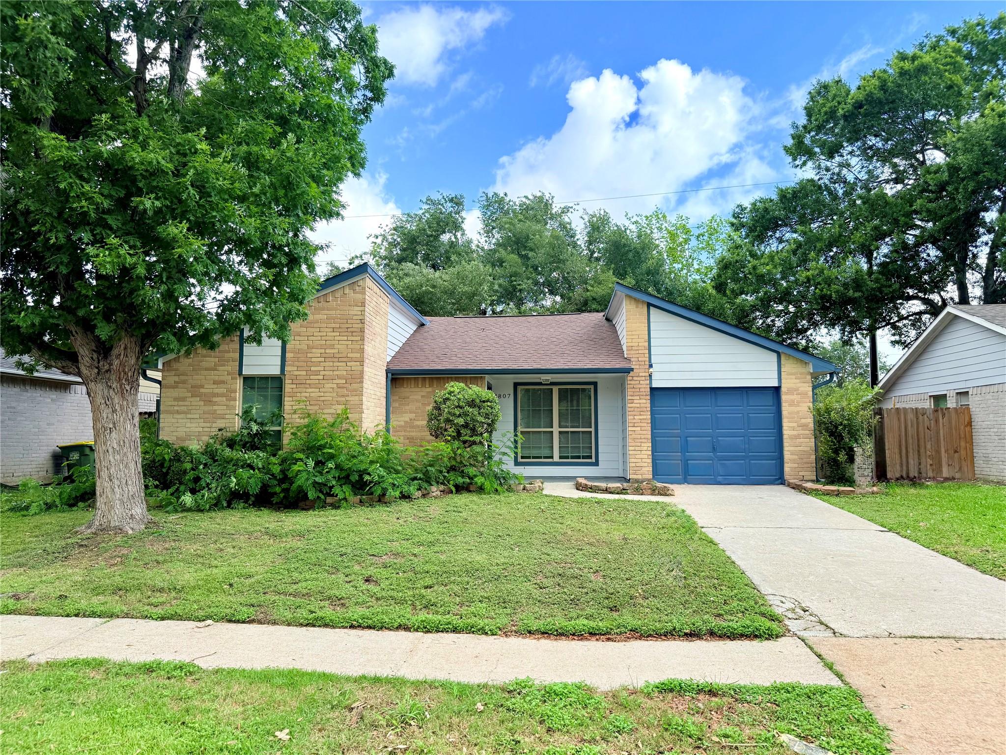 2807 N Brompton Drive