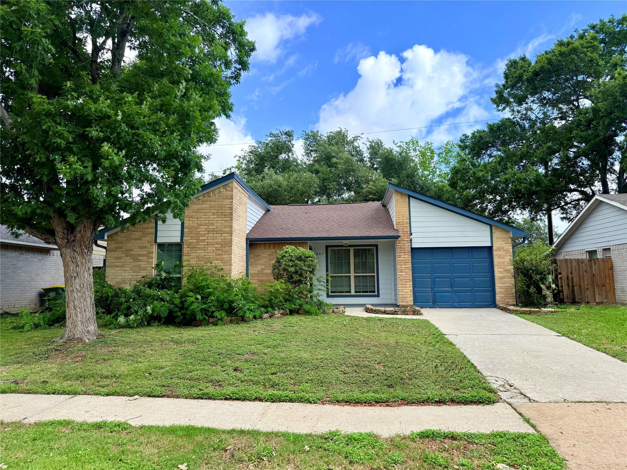 2807 N Brompton Drive