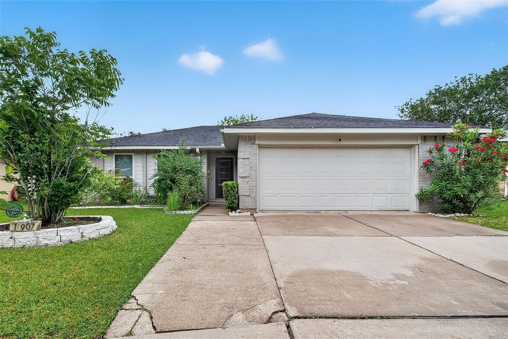 Photo of 13907 Old Village Lane, Sugar Land, TX 77498 (MLS # 76242028)