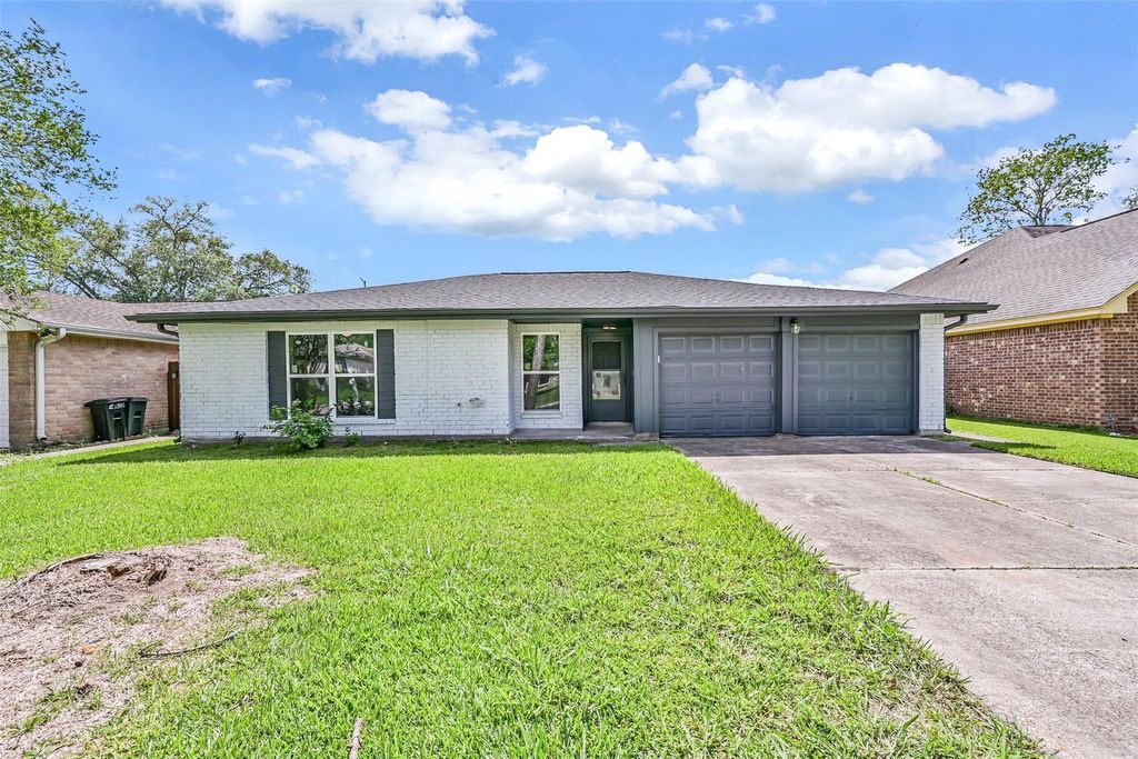 Photo of 16718 Barcelona Drive, Friendswood, TX 77546 (MLS # 23126687)