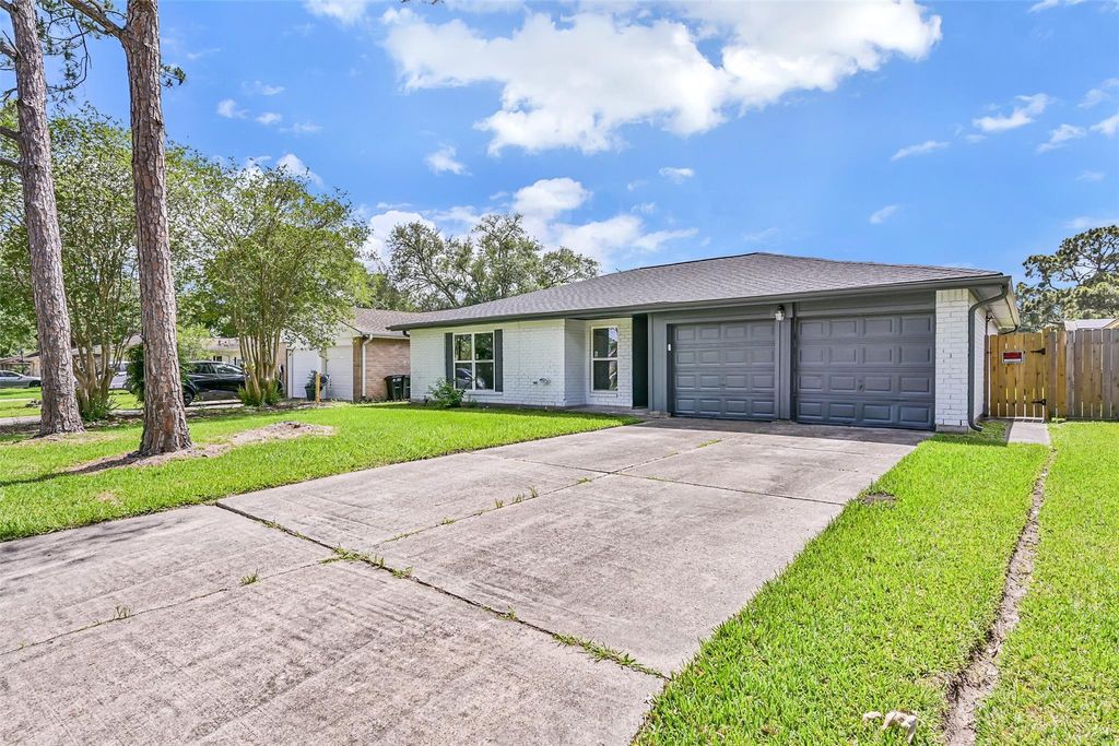 Photo of 16718 Barcelona Drive, Friendswood, TX 77546 (MLS # 23126687)