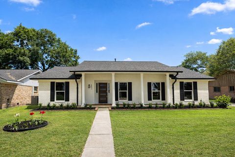 Photo of 5447 Darnell Street, Houston, TX 77096 (MLS # 32765957)