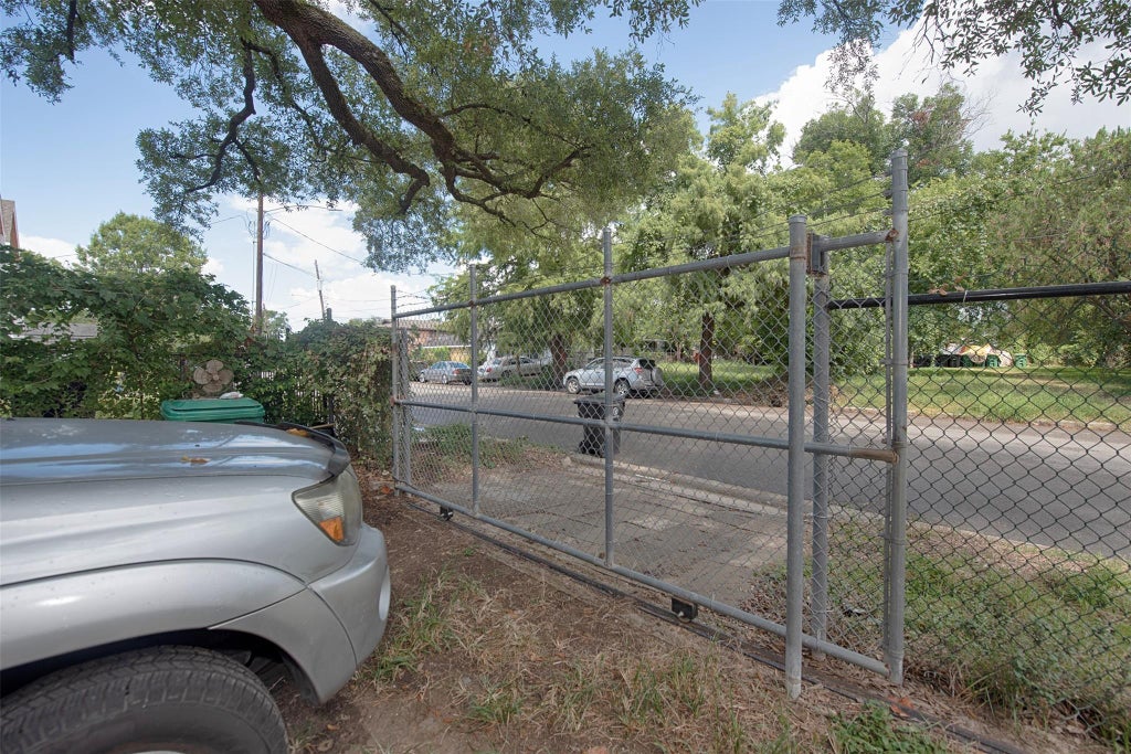 Photo of 2802 Canfield Street, Houston, TX 77004 (MLS # 5322660)
