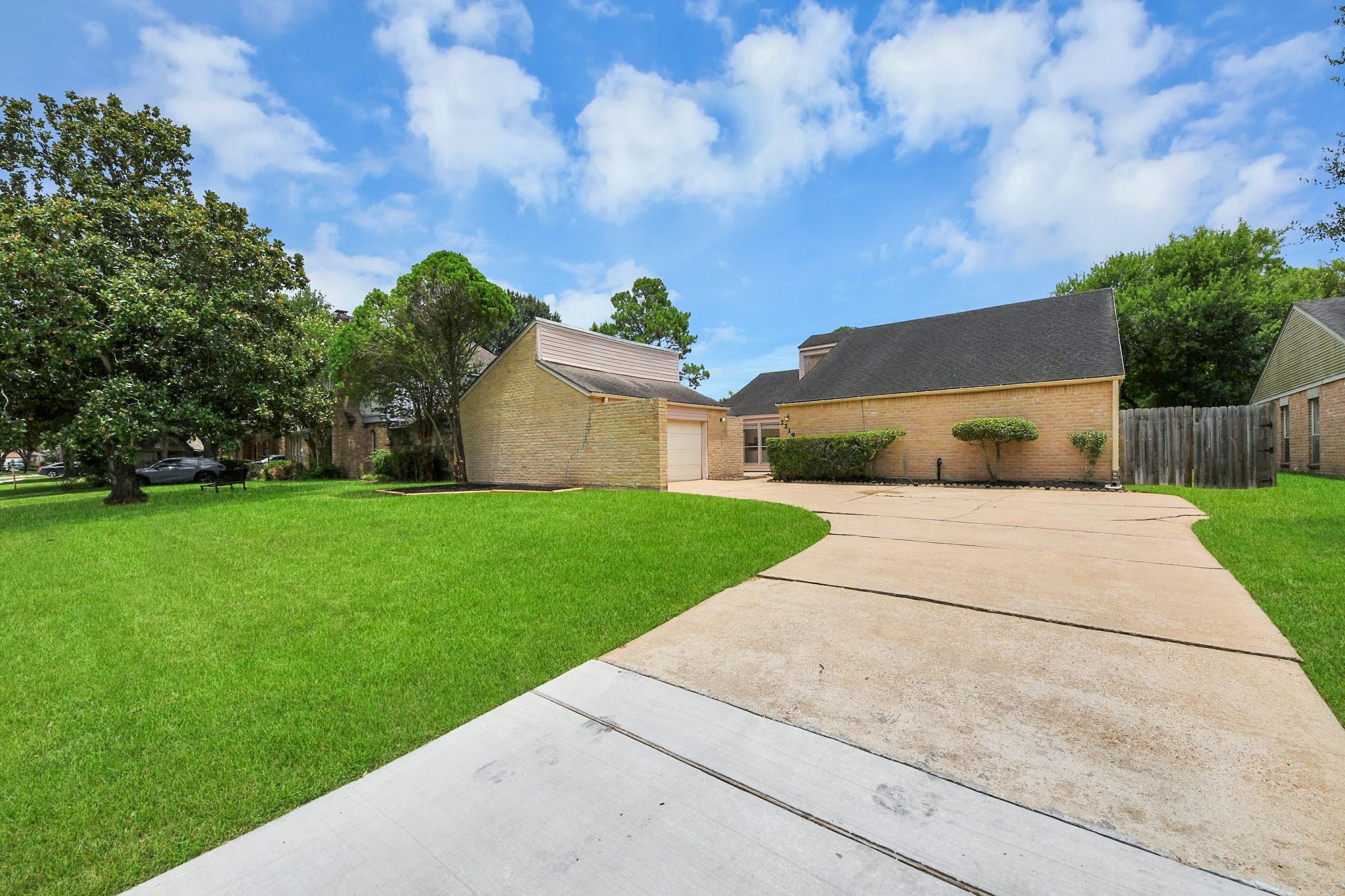 2219 Valley Manor Drive