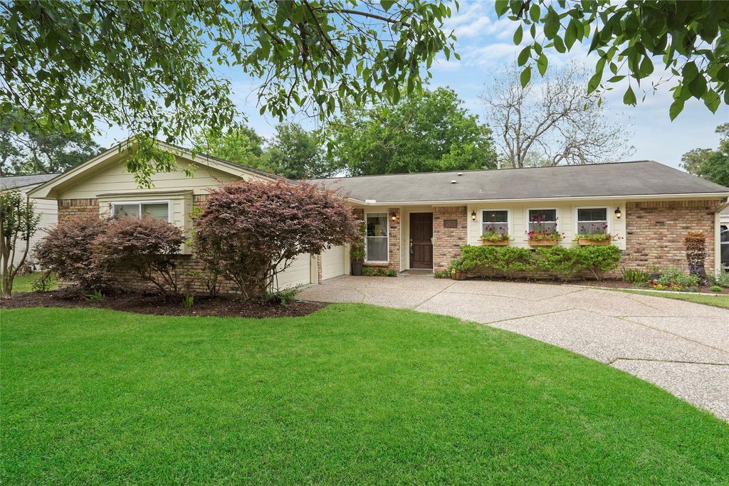 Photo of 10710 Overbrook Lane, Houston, TX 77042 (MLS # 41537703)