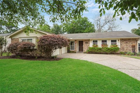 Photo of 10710 Overbrook Lane, Houston, TX 77042 (MLS # 41537703)