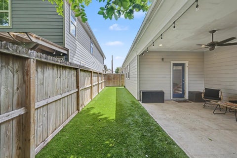 Tiny photo for 909 E 33rd Street, Houston, TX 77022 (MLS # 22951023)