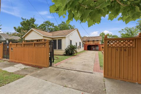 Photo of 516 Everton Street, Houston, TX 77003 (MLS # 62671455)
