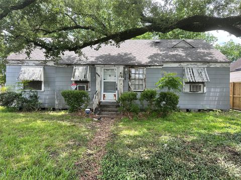 Photo of 2015 Des Jardines Street, Houston, TX 77023 (MLS # 17229549)