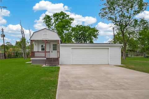 Homes For Sale - 109 Queens Court<br/> Baytown, TX 77520