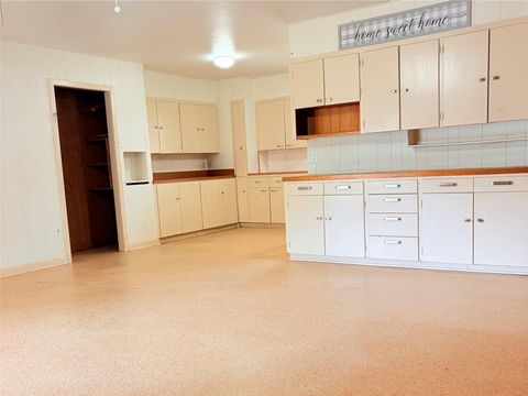 Tiny photo for 911 Roberts Street, El Campo, TX 77437 (MLS # 14374132)