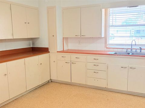 Tiny photo for 911 Roberts Street, El Campo, TX 77437 (MLS # 14374132)