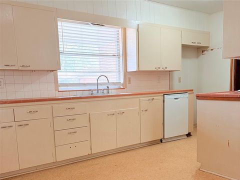 Tiny photo for 911 Roberts Street, El Campo, TX 77437 (MLS # 14374132)